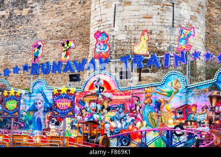 Außer Kontrolle geratenen Zug fairen Fahrt Jahrmarkt Kirmes Spaß für Kinder Kind Fahrten Stockfoto