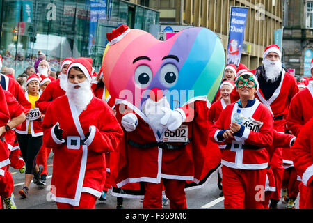 Mehr als 6000 Läufer aller Altersgruppen und Fähigkeiten in Glasgow's jährliche 'Santa Dash'Fun Run von 5 k rund um die Innenstadt. Die Läufer wurden alle in Santa Anzüge und einen Bart gekleidet, mit Start und Ziel auf dem George Square. Dieses Fun Run begann 2006 und hat mehr als 100.000 £ für verschiedene Nächstenliebe angehoben und in diesem Jahr die nominierten Nächstenliebe war der Prinz und die Prinzessin von Wales Hospiz. Im nächsten Jahr ist der 10. Jahrestag der laufen, und es ist zu hoffen haben 10.000 Läufer teilnehmen. Stockfoto