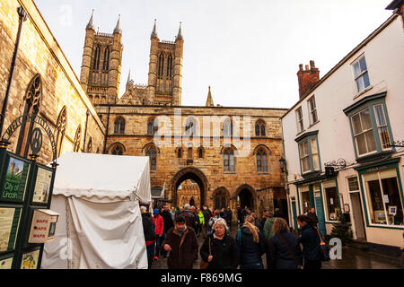 Lincoln Weihnachtsmarkt 12.06.2015 Lincolnshire England UK Besucher strömen um zu sehen, die Marktstände verkaufen ihre Ware Garküche verkaufen Snacks vor der Kathedrale in der Stadt Stockfoto