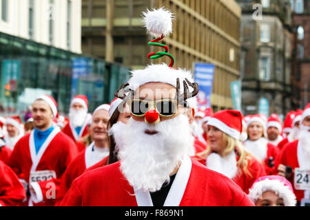 Mehr als 6000 Läufer aller Altersgruppen und Fähigkeiten in Glasgow's jährliche 'Santa Dash'Fun Run von 5 k rund um die Innenstadt. Die Läufer wurden alle in Santa Anzüge und einen Bart gekleidet, mit Start und Ziel auf dem George Square. Dieses Fun Run begann 2006 und hat mehr als 100.000 £ für verschiedene Nächstenliebe angehoben und in diesem Jahr die nominierten Nächstenliebe war der Prinz und die Prinzessin von Wales Hospiz. Im nächsten Jahr ist der 10. Jahrestag der laufen, und es ist zu hoffen haben 10.000 Läufer teilnehmen. Stockfoto