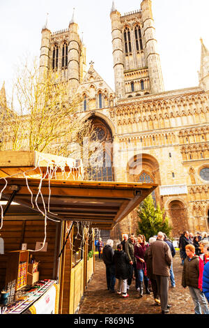 Lincoln Weihnachtsmarkt 12.06.2015 Lincolnshire England UK Besucher strömen um zu sehen, die Marktstände verkaufen ihre Ware Garküche verkaufen Snacks vor der Kathedrale in der Stadt Stockfoto