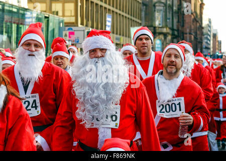 Mehr als 6000 Läufer aller Altersgruppen und Fähigkeiten in Glasgow's jährliche 'Santa Dash'Fun Run von 5 k rund um die Innenstadt. Die Läufer wurden alle in Santa Anzüge und einen Bart gekleidet, mit Start und Ziel auf dem George Square. Dieses Fun Run begann 2006 und hat mehr als 100.000 £ für verschiedene Nächstenliebe angehoben und in diesem Jahr die nominierten Nächstenliebe war der Prinz und die Prinzessin von Wales Hospiz. Im nächsten Jahr ist der 10. Jahrestag der laufen, und es ist zu hoffen haben 10.000 Läufer teilnehmen. Stockfoto