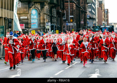 Mehr als 6000 Läufer aller Altersgruppen und Fähigkeiten in Glasgow's jährliche 'Santa Dash'Fun Run von 5 k rund um die Innenstadt. Die Läufer wurden alle in Santa Anzüge und einen Bart gekleidet, mit Start und Ziel auf dem George Square. Dieses Fun Run begann 2006 und hat mehr als 100.000 £ für verschiedene Nächstenliebe angehoben und in diesem Jahr die nominierten Nächstenliebe war der Prinz und die Prinzessin von Wales Hospiz. Im nächsten Jahr ist der 10. Jahrestag der laufen, und es ist zu hoffen haben 10.000 Läufer teilnehmen. Stockfoto