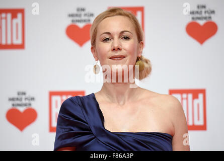 Berlin, Deutschland. 5. Dezember 2015. Bettina Wulff kommt an "Ein Herz Fuer Kinder" (lit.) Ein Herz für Kinder) Fundraising Gala in Berlin, Deutschland, 5. Dezember 2015. Die Gala wird live im ZDF. Foto: Britta Pedersen/Dpa/Alamy Live News Stockfoto