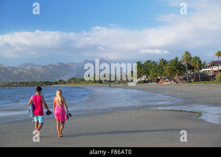 Paare, die auf New Town Beach, Nadi, Viti Levu, Fidschi Stockfoto