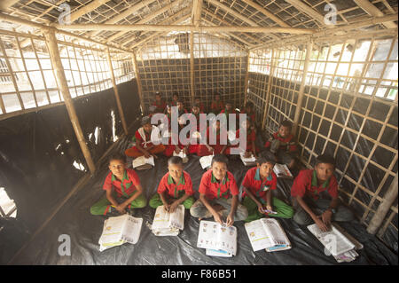 29. November 2015 - Cox Bazar, Bangladesch - COX BAZAR, Bangladesch - November 29: Schüler der betroffenen durch steigende Bereich Meeresspiegel innerhalb ihrer Schule in Kutubdia Insel im Cox Bazar Viertel am 29. November, 2015.Kutubdia, eine Insel vor der Cox Bazar Küste. die Widrigkeiten der Natur ausgelöst vor allem durch Klima ändern. In den letzten zwei Jahrzehnten wurden die Auswirkungen des Klimawandels in Bangladesch Beschleunigung. Kutubdia ist auch schwer getroffen. Der Ort ist sehr anfällig für Wirbelstürme und Sturmfluten, die häufiger und intensiver in Bangladesch sowie steigende Meeresspiegel und stärker geworden sind Stockfoto