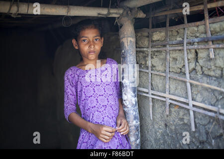 28. November 2015 - Cox Bazar, Bangladesch - COX BAZAR, Bangladesch - November 28: Kinder der Meeresspiegel steigt Bereich im Kutubdia Insel von Cox Bazar Viertel am 28. November, 2015.Kutubdia, eine Insel der Cox Bazar Küste. die Widrigkeiten der Natur ausgelöst vor allem durch Klima ändern. In den letzten zwei Jahrzehnten wurden die Auswirkungen des Klimawandels in Bangladesch Beschleunigung. Kutubdia ist auch schwer getroffen. Der Platz ist sehr anfällig für Wirbelstürme und Sturmfluten, die häufige und intensive in Bangladesch sowie steigender Meeresspiegel und stärkeren Wellen geworden sind. Das Ergebnis ist massive erosion Stockfoto