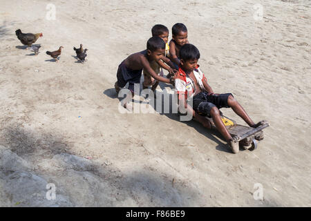 28. November 2015 - Cox Bazar, Bangladesch - COX BAZAR, Bangladesch - November 28: Kinder spielen im Meeresspiegel Anstieg betroffen Kutubdia Insel im Cox Bazar Viertel am 28. November, 2015.Kutubdia, eine Insel vor der Cox Bazar Küste. die Widrigkeiten der Natur ausgelöst vor allem durch Klima ändern. In den letzten zwei Jahrzehnten wurden die Auswirkungen des Klimawandels in Bangladesch Beschleunigung. Kutubdia ist auch schwer getroffen. Der Platz ist sehr anfällig für Wirbelstürme und Sturmfluten, die häufige und intensive in Bangladesch sowie steigender Meeresspiegel und stärkeren Wellen geworden sind. Das Ergebnis ist massi Stockfoto