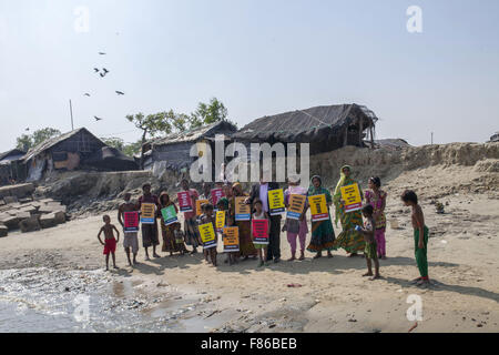 28. November 2015 - Cox Bazar, Bangladesch - COX BAZAR, Bangladesch - November 28: Opfer des Klimawandels und den Meeresspiegel ansteigen Impect machte Protest fordern Gerechtigkeit für Klimaflüchtling auf den Anlass des Weltklimas März in Kutubdia Insel unter Cox Basarviertel in Bangladesch am 28. November, 2015.Kutubdia, eine Insel vor der Cox Bazar Küste. die Widrigkeiten der Natur ausgelöst vor allem durch Klima ändern. In den letzten zwei Jahrzehnten wurden die Auswirkungen des Klimawandels in Bangladesch Beschleunigung. Kutubdia ist auch schwer getroffen. Der Ort ist sehr anfällig für Wirbelstürme und Sturmfluten, welche h Stockfoto