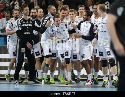 Kiel, Deutschland. 6. Dezember 2015. Kieler Dominik Klein (C) feiert seinen Sieg Ziel mit Teamkollegen während der Handball Champions League Gruppe Phase A B Gruppe A Match zwischen THW Kiel und MKB Veszprem in Kiel, Deutschland, 6. Dezember 2015. Das Spiel endete 25-24. Foto: AXEL HEIMKEN/Dpa/Alamy Live News Stockfoto