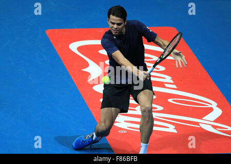 Pasay City, Philippinen. 6. Dezember 2015. Manila Mavericks Spieler Milos Raonic of Canada gibt den Ball gegen OBI UAE Royals Spieler Thomas Berdych aus der Tschechischen Republik während ihres Spiels in die International Tennis Bundesliga in Pasay City, Philippinen, 6. Dezember 2015 zurück. Milos Raonic gewann 6: 4. © Rouelle Umali/Xinhua/Alamy Live-Nachrichten Stockfoto