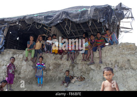 29. November 2015 - Cox Bazar, Bangladesch - COX BAZAR, Bangladesch - November 29: Kinder im Klimawandel und den Meeresspiegel ansteigen betroffen gebrochen Haus in Kutubdia Insel von Cox Bazar Viertel am 29. November, 2015.Kutubdia, eine Insel vor der Cox Bazar Küste. die Widrigkeiten der Natur ausgelöst vor allem durch Klima ändern. In den letzten zwei Jahrzehnten wurden die Auswirkungen des Klimawandels in Bangladesch Beschleunigung. Kutubdia ist auch schwer getroffen. Der Ort ist sehr anfällig für Wirbelstürme und Sturmfluten, die häufiger und intensiver in Bangladesch sowie steigender Meeresspiegel und St geworden sind Stockfoto