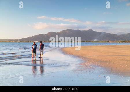 Menschen zu Fuß auf New Town Beach, Nadi, Viti Levu, Fidschi Stockfoto