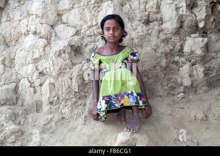 29. November 2015 - Cox Bazar, Bangladesch - COX BAZAR, Bangladesch - November 29: Kinder des Meeres Ebene steigende Bereich im Kutubdia Insel von Cox Bazar Viertel am 29. November 2015... Kutubdia, einer Insel vor der Cox Bazar Küste. die Widrigkeiten der Natur ausgelöst vor allem durch Klima ändern. In den letzten zwei Jahrzehnten wurden die Auswirkungen des Klimawandels in Bangladesch Beschleunigung. Kutubdia ist auch schwer getroffen. Der Platz ist sehr anfällig für Wirbelstürme und Sturmfluten, die häufige und intensive in Bangladesch sowie steigender Meeresspiegel und stärkeren Wellen geworden sind. Das Ergebnis ist massive erosion Stockfoto