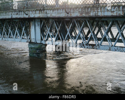 Glasgow, Vereinigtes Königreich. 5. Dezember 2015.  Fluss Clyde erreicht hohe nach Sturm Desmond, seine Ufer überfüllt und Überschwemmungen Spaziergang Möglichkeiten und Radwege. © Alan Robertson/Alamy Live News, UK. Bildnachweis: Alan Robertson/Alamy Live-Nachrichten Stockfoto