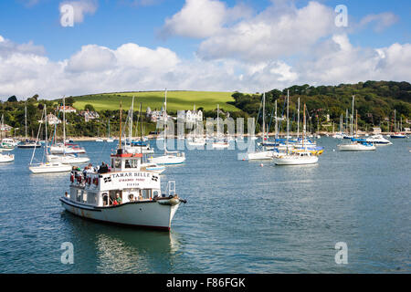 Fowey Fähre kreuzen vor festgemachten Boote Stockfoto