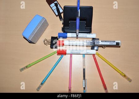 Einen unordentlichen Schreibtisch eines Schülers mit elektronischen Geräten und Studie stopft Stockfoto