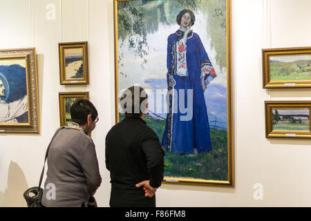 Russische Bürgerinnen und Bürger eine Kunstgalerie besuchen und schauen Sie sich die Kunst in Ufa, Russland im November 2015 Stockfoto