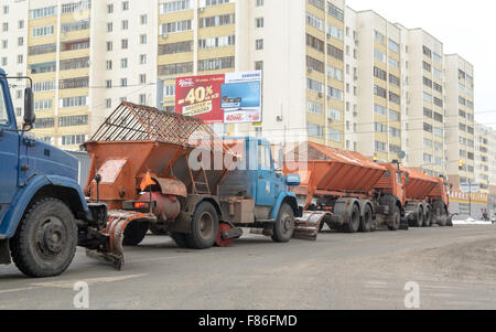 Russische Beschneiungsanlagen Clearing entfernen frisches Eis und Schnee von den Straßen einer Stadt in Ufa-Russland im Jahr 2015 Stockfoto