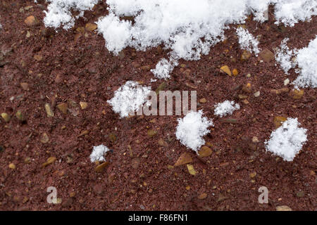 Frischer Schnee deckt eine roten Backsteinmauer in den kalten Wintermonaten Stockfoto