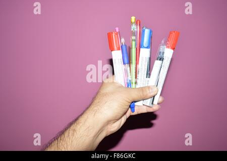 Multicolor Schreibset und White Board Marker pen in Menschenhand Stockfoto