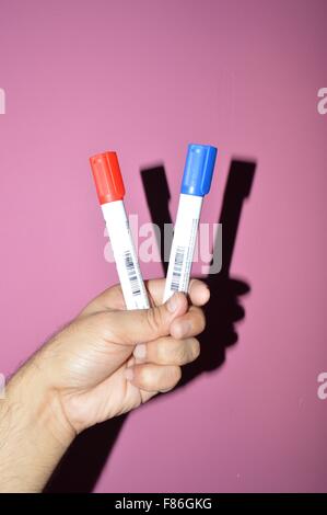 Multicolor Schreibset und White Board Marker pen in Menschenhand Stockfoto