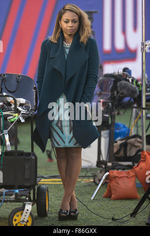 East Rutherford, New Jersey, USA. 6. Dezember 2015. ESPN Reporter Josina Anderson blickt auf vor dem NFL-Spiel zwischen den New York Jets und die New York Giants im MetLife Stadium in East Rutherford, New Jersey. Christopher Szagola/CSM/Alamy Live-Nachrichten Stockfoto