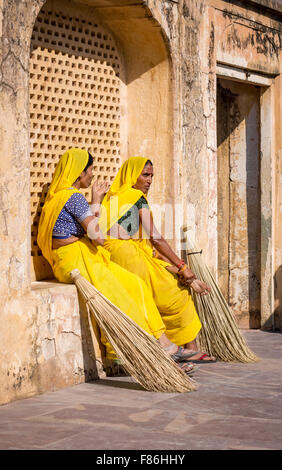 Putzfrauen in Amber Fort, Jaipur, Rajasthan, Indien Stockfoto