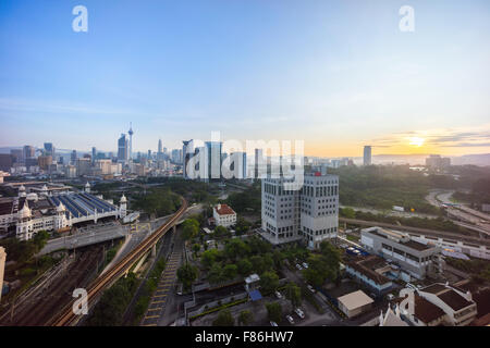 Wunderschönen Sonnenaufgang auf Skyline von Kuala Lumpur, Blick vom Hochhaus am Dua Sentral Stockfoto