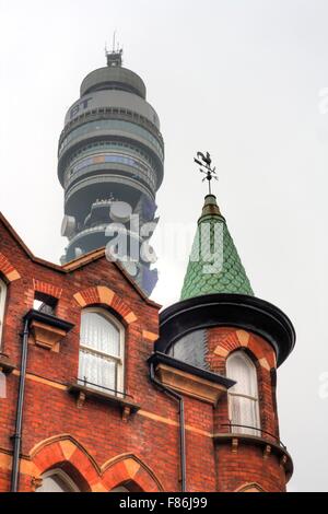 Traditionelle Red Brick Central London Wohngebäude im Nebel kontrastiert British Telecom Tower, Isolated on White Stockfoto