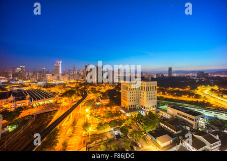Wunderschönen Sonnenaufgang auf Skyline von Kuala Lumpur, Blick vom Hochhaus am Dua Sentral Stockfoto