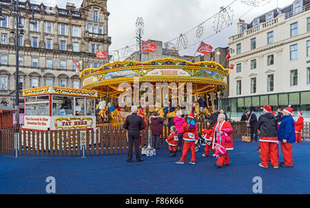 Glasgow Weihnachtsmarkt Dezember 2015 in George Square Glasgow Schottland mit Karussell Stockfoto