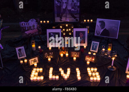 Nachtwache bei Elvis Woche, Graceland, Memphis, Tennessee, USA Stockfoto