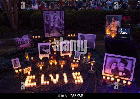 Nachtwache bei Elvis Woche, Graceland, Memphis, Tennessee, USA Stockfoto