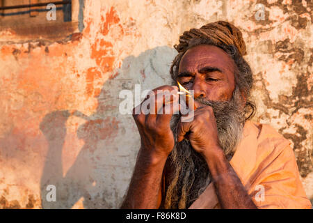 Ein Sadhu rauchen Ganja, Galtaji, Khania-Balaji, Jaipur, Rajasthan, Indien Stockfoto