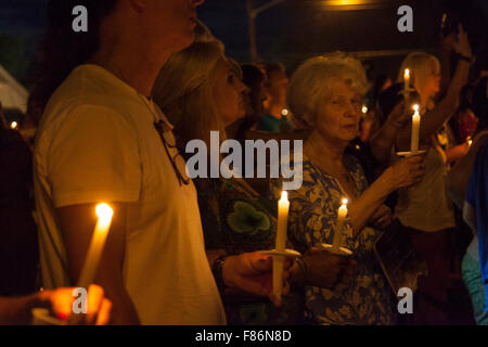 bei Kerzenschein nächtliche Vigil während Elvis Woche, Graceland, Memphis Tennessee, 15. August 2015 Stockfoto