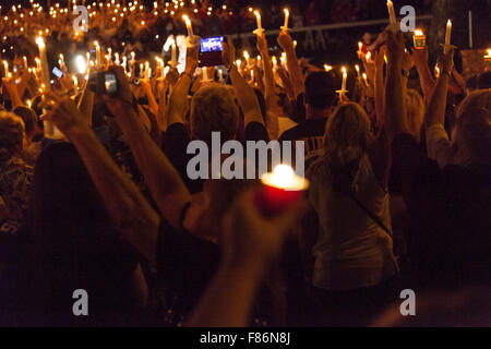 bei Kerzenschein nächtliche Vigil während Elvis Woche, Graceland, Memphis Tennessee, 15. August 2015 Stockfoto