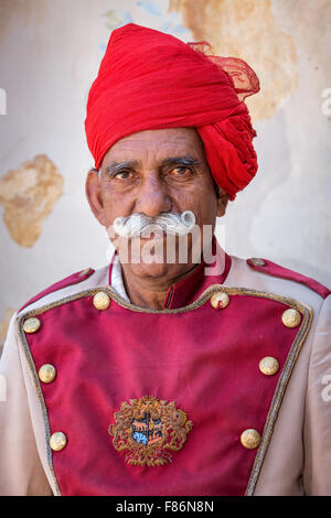 Porträt von einem senior Rajasthani mit einem roten Turban, Amber Fort, Jaipur, Rajasthan, Indien Stockfoto