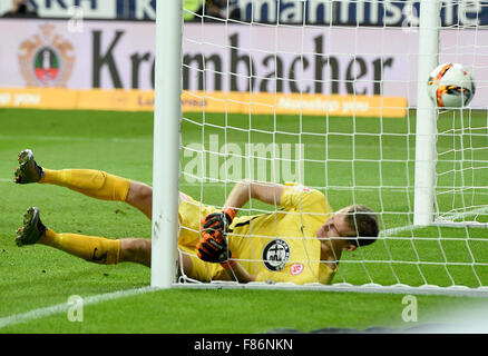 Frankfurts Torhüter Lukas Hradecky in Aktion während der deutschen Fußball-Bundesliga-Fußball-match zwischen Eintracht Frankfurt und SV Darmstadt 98 in der Commerzbank Arena in Frankfurt Am Main, Deutschland, 6. Dezember 2015. Foto: BORIS ROESSLER/Dpa (EMBARGO Bedingungen - Achtung - aufgrund der Akkreditierungsrichtlinien der DFL nur erlaubt die Veröffentlichung und Nutzung von bis zu 15 Bilder pro im Internet und in Online-Medien während des Spiels übereinstimmen) Stockfoto