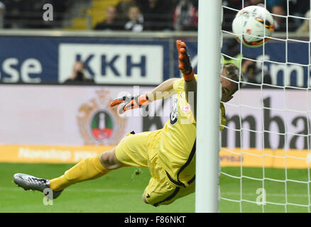 Frankfurts Torhüter Lukas Hradecky in Aktion während der deutschen Fußball-Bundesliga-Fußball-match zwischen Eintracht Frankfurt und SV Darmstadt 98 in der Commerzbank Arena in Frankfurt Am Main, Deutschland, 6. Dezember 2015. Foto: BORIS ROESSLER/Dpa (EMBARGO Bedingungen - Achtung - aufgrund der Akkreditierungsrichtlinien der DFL nur erlaubt die Veröffentlichung und Nutzung von bis zu 15 Bilder pro im Internet und in Online-Medien während des Spiels übereinstimmen) Stockfoto