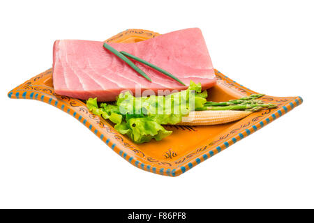 Roher Thunfisch-Steak mit Spargel und Salat Stockfoto