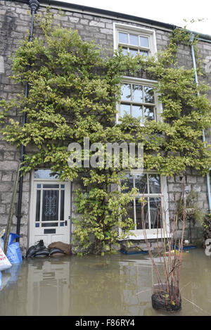 Kendal, UK. 6. Dezember 2015. Ein überflutet Anwesen in Kendal nach Sturm Desmond. Desmond Sturm verursacht schweren Überschwemmungen in Kendal und Cumbria. Bildnachweis: Michael Scott/Alamy Live-Nachrichten Stockfoto