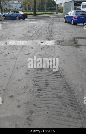 Kendal, UK. 6. Dezember 2015. Schlick ist auf einem Parkplatz in Kendal gesehen, nachdem Hochwasser nachlassen. Desmond Sturm verursacht schweren Überschwemmungen in Kendal und Cumbria. Bildnachweis: Michael Scott/Alamy Live-Nachrichten Stockfoto