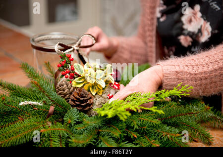 Frau ist damit beschäftigt, ein Stück Weihnachten Stockfoto