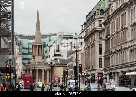 UK, London - beschäftigt Regent Street in Richtung All Souls Church. Stockfoto