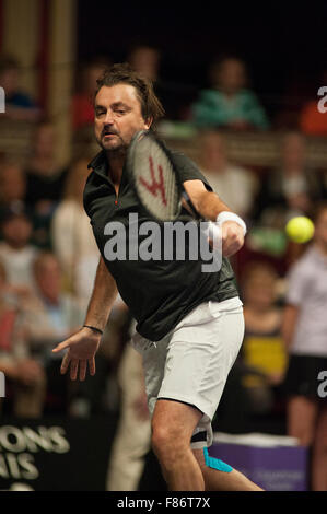 Royal Albert Hall, London, UK. 6. Dezember 2015. Tag 5 der Champions Tennis, abends Singles match zwischen ex-Welt Nr. 1 und 3 Mal Wimbledon-Champion John McEnroe und Henri Leconte. Bildnachweis: Sportsimages/Alamy Live-Nachrichten Stockfoto