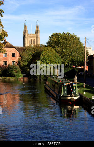 Newbury Kanal mit Kirche im Hintergrund Stockfoto