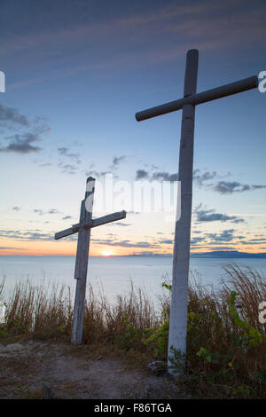 Kreuze auf Hügel auf Mana Island bei Sonnenaufgang, Mamanuca Inseln, Fidschi Stockfoto