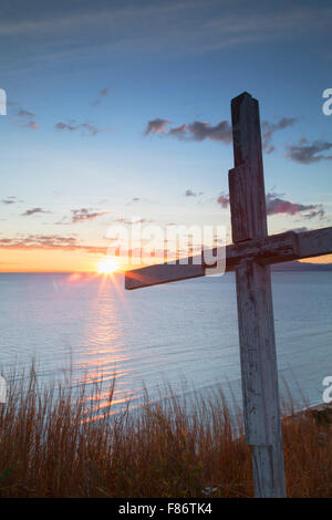 Kreuz auf Hügel auf Mana Island bei Sonnenaufgang, Mamanuca Inseln, Fidschi Stockfoto