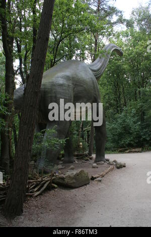 Modell des Brachiosaurus, Full-Size und lebensechte Dino Statue im Dinopark Amersfoort Zoo, den Niederlanden, aus der Jura-Zeit Stockfoto